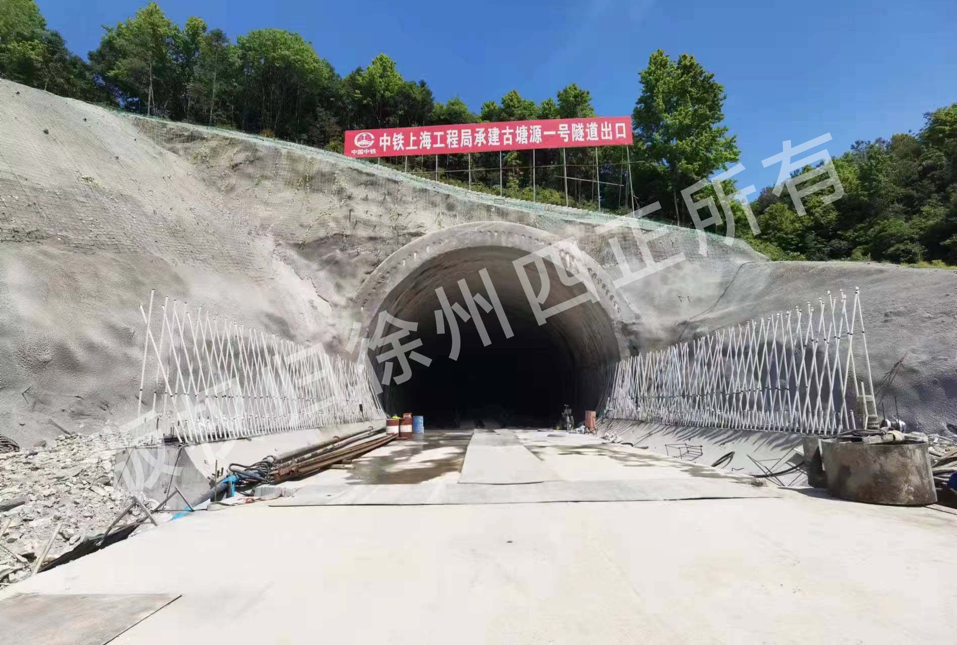 古塘源一号隧道70米Φ159超长管棚(图1)