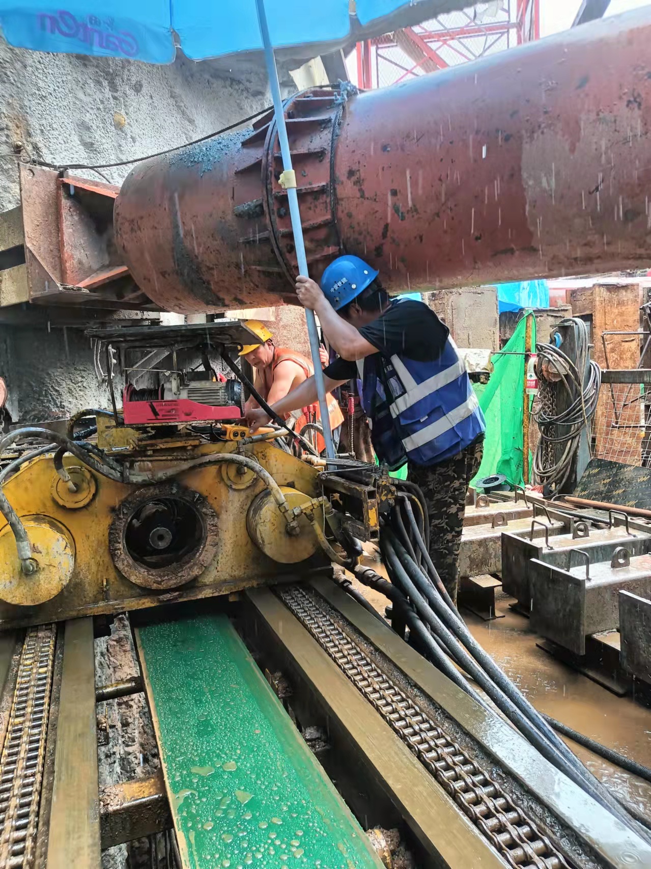 雨中的你们最美——可爱的工人们(图1)