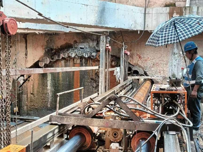 深圳地铁11号线锁扣管幕施工一次性穿越110米(图1)